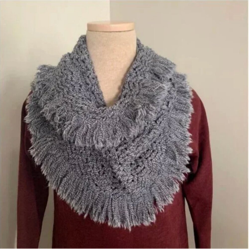 American Eagle Gray Knit Infinity Scarf